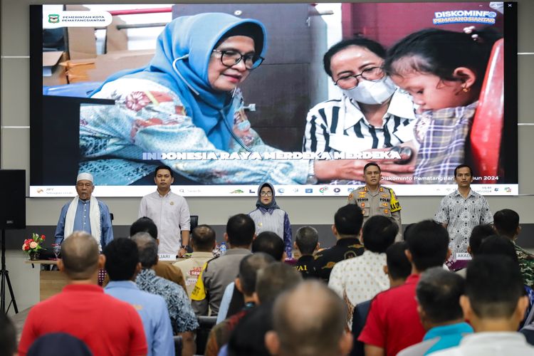 Wali Kota Pematangsiantar Susanti Dewayani dalam kegiatan Focus Group Discussion (FGD) tentang Tawuran, Geng Motor, dan Kenakalan di Gedung Serbaguna Pemerintah Kota (Pemkot) Pematangsiantar, Jumat (31/5/2024).