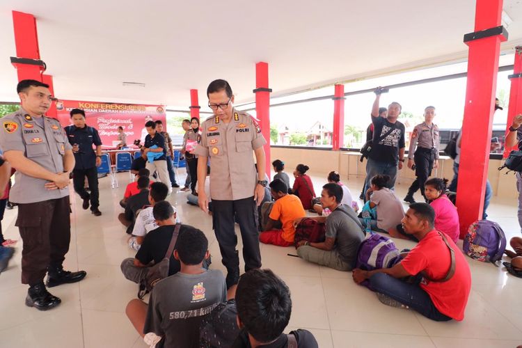 Jajaran Subdit IV Direktorat Reserse Kriminal Umum (Ditreskrimum) Polda Kepri berhasil menyelamatkan 21 Pekerja Migran Indonesia (PMI) ilegal yang akan diberangkatkan untuk bekerja di Malaysia, Senin (17/6/2019).