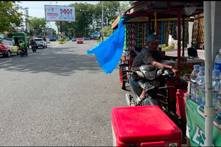 Cerita Muri, Pedagang Es yang Menanti Rezeki di Tengah Demo Mahasiswa di DPRD Sumbar