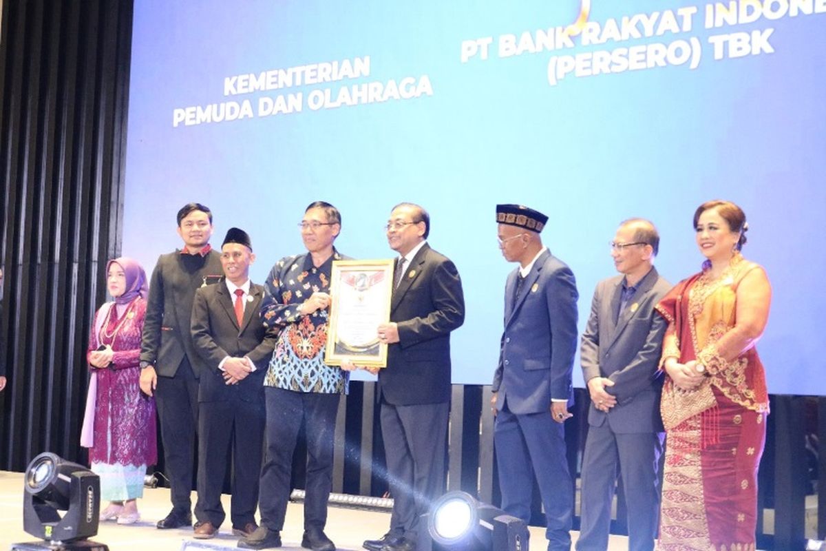 Rektor Universitas Negeri Malang (UM) Prof Dr Hariyono, MPd, saat menerima penghargaan Arkaya Wiwarta Prajanugraha dari Ketua Komisi Informasi Pusat Dr Donny Yusgiantoro pada acara Anugerah Keterbukaan Informasi Publik 2024 di Jakarta, Selasa (17/12/2024). 