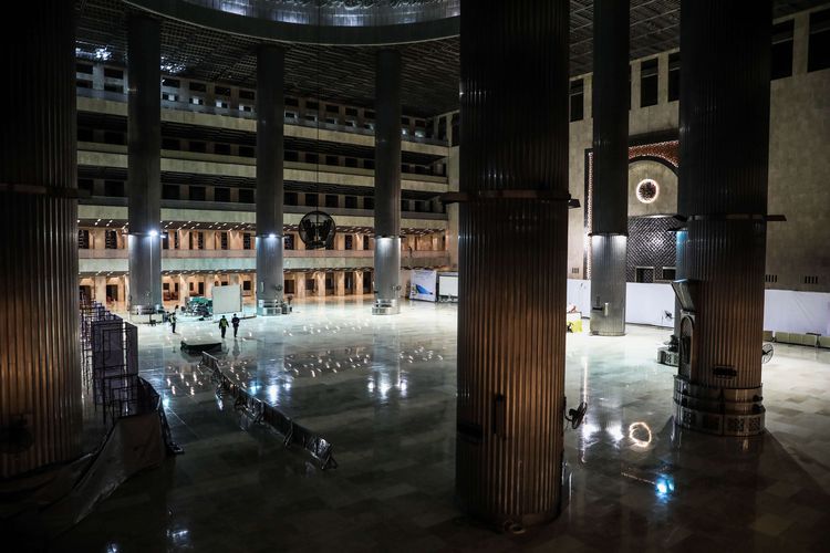 Suasana sepi di Masjid Istiqlal Jakarta, Kamis (23/4/2020). Selama masa Pembatasan Sosial Berskala Besar (PSBB) Masjid Istiqlal ditutup untuk umum sehingga tidak menggelar Shalat Tarawih dan aktivitas lainnya pada bulan Ramadhan 1441 Hijriah.