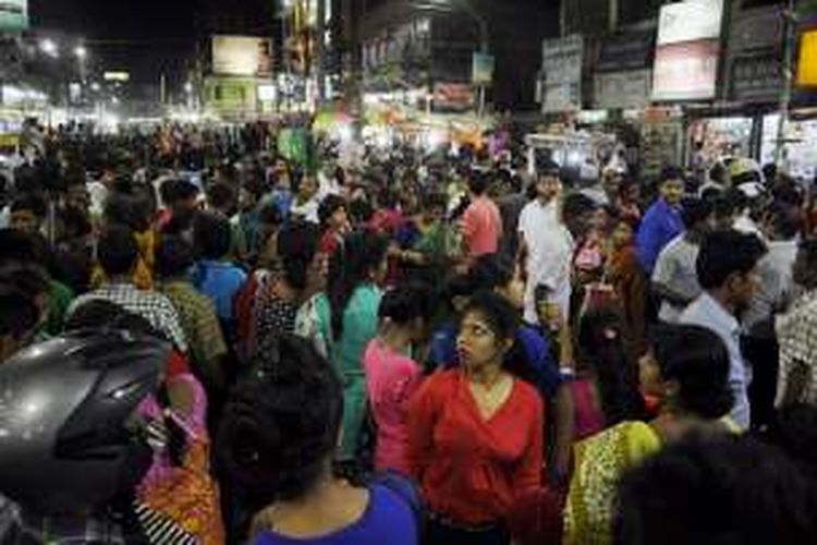 Warga kota Agartala, ibu kota negara bagian Tripura, India, Rabu (13/4/2016), berhamburan ke jalan setelah merasakan guncangan gempa yang terjadi di Myanmar.