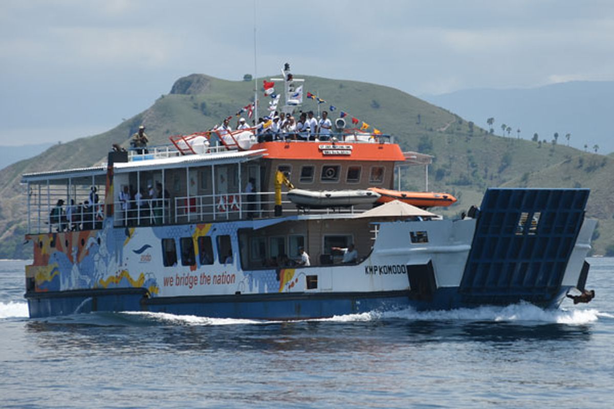Pelabuhan Sofifi alias Pelabuhan Ferry Sofifi dilayani kapal yang menuju ke Pelabuhan Tidore dan Ternate.
