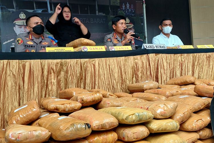 Pengungkapan peredaran ganja ratusan kilogram ganja siap edar Lintas Sumatera di Mapolres Metro Jakarta Barat, Pesing, Jakarta Barat, Rabu (15/6/2022).