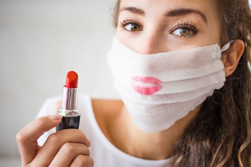 Kiat Jitu agar Lipstik Tak Menempel di Masker