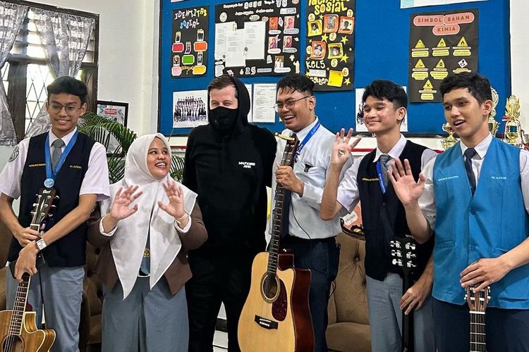 Producer musik dan DJ Internasional Alan Walker saat bertemu dengan guru dan siswa Al Azhar Medan, Selasa (28/5/2024) 