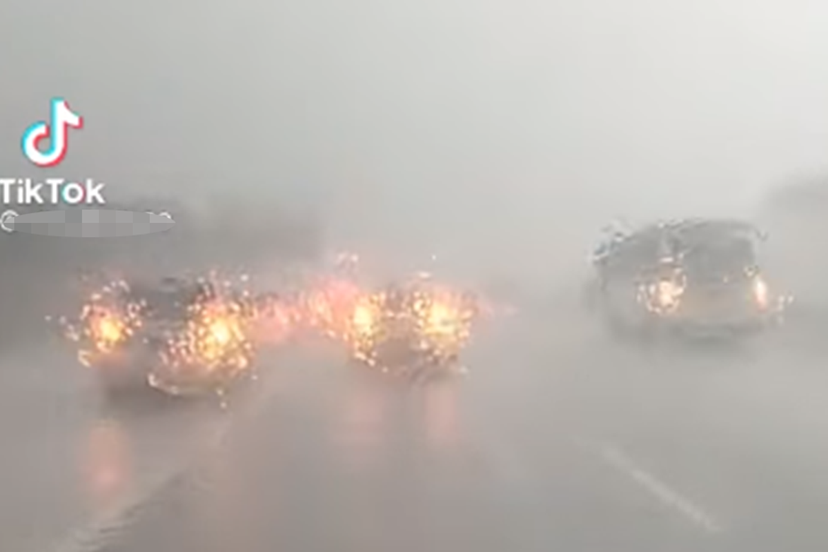 Tangkapan layar video tampak sejumlah kendaraan menyalakan lampu hazard saat hujan deras.