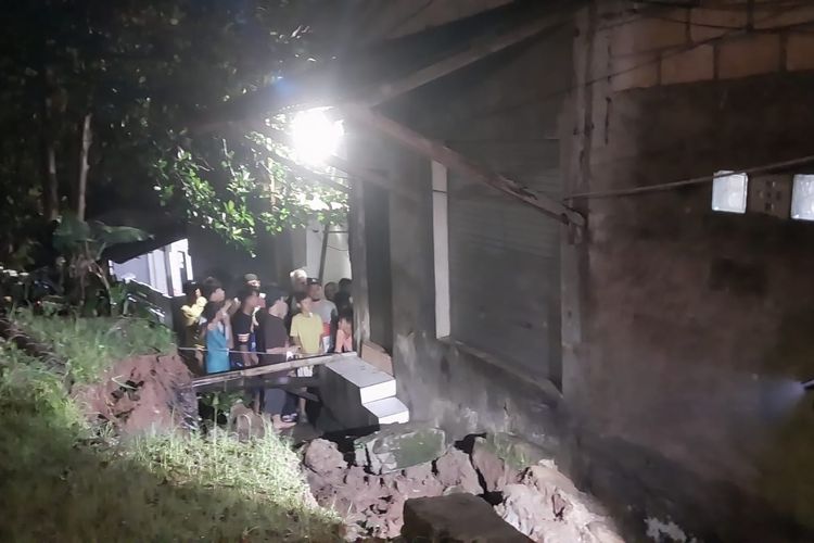 Warga Bogor Tewas Tertimpa Tembok Penahan Tanah Saat Hujan Deras