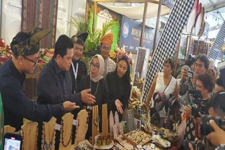 Menteri Badan Usaha Milik Negara (BUMN) Erick Thohir bersama pemilik salah satu UMKM asal Indonesia Rahayu Dwiastuti dalam acara Tong Tong Fair 2022, di Den Haag, Belanda. 