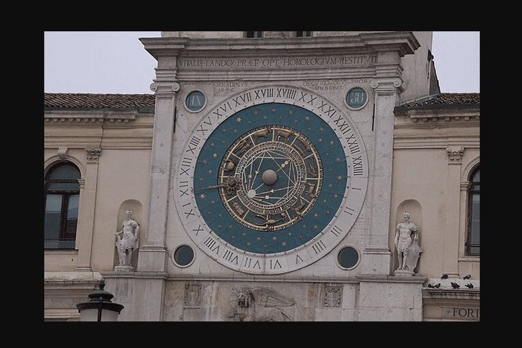 Padua Astronomical Clock, jadi jam dinding tertua di dunia karena dibuat pada tahun 1344.
