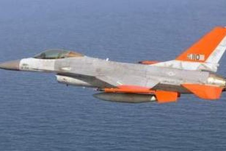 Angkatan Udara AS melakukan uji coba sebuah pesawat tempur F-16 yang diterbangkan tanpa awak dari Florida menuju Teluk Meksiko, pekan lalu.
