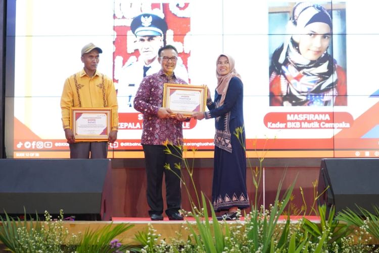 Kepala BKKBN dr Hasto Wardoyo memberikan penghargaan dalam Gebyar Bina Keluarga Balita untuk 1.000 Hari Pertama Kehidupan (HPK) yang digelar BKKBN di Jakarta, Selasa (12/12/2023). 