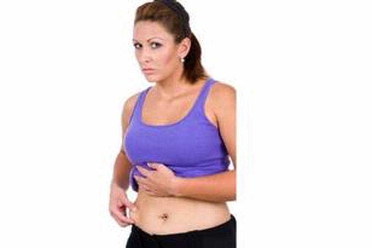 Hindari celana ketat dan celana pinggul agar perut tak terlihat semakin buncit.