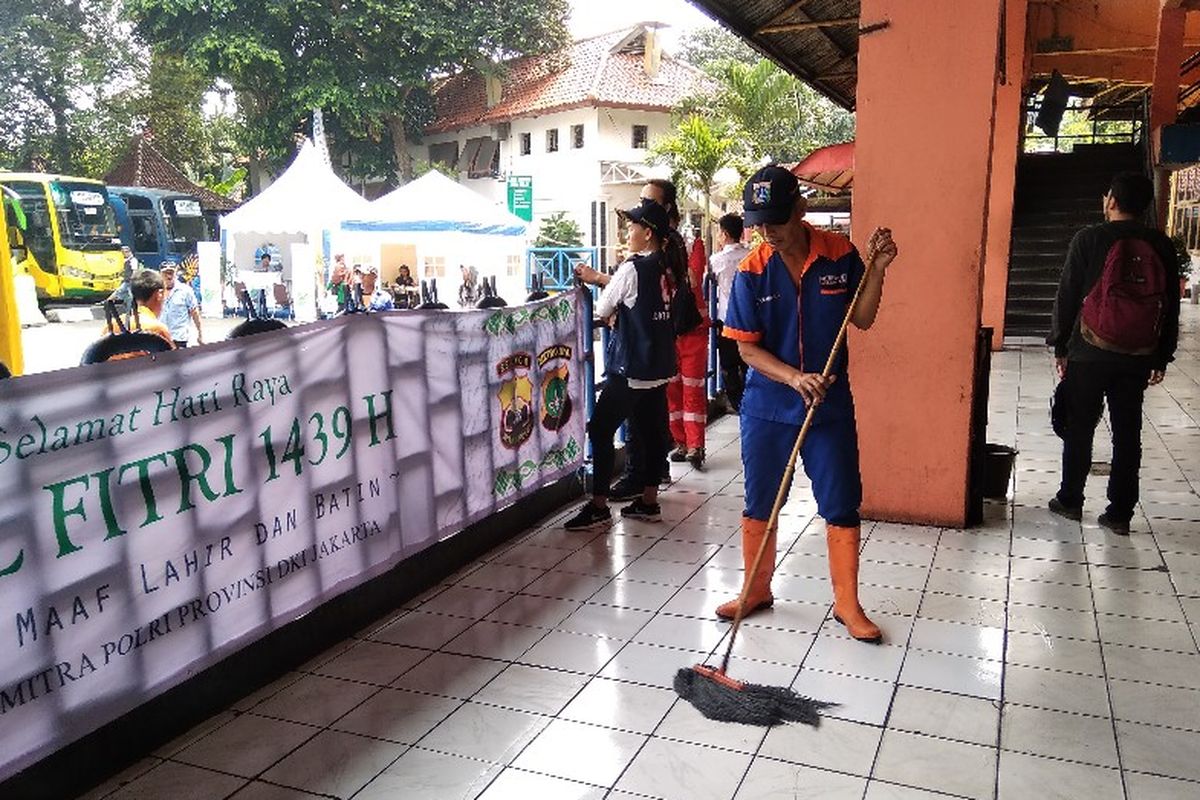 Seorang petugas kebersihan di Terminal Kampung Rambutan, Rabu (13/6/2018).