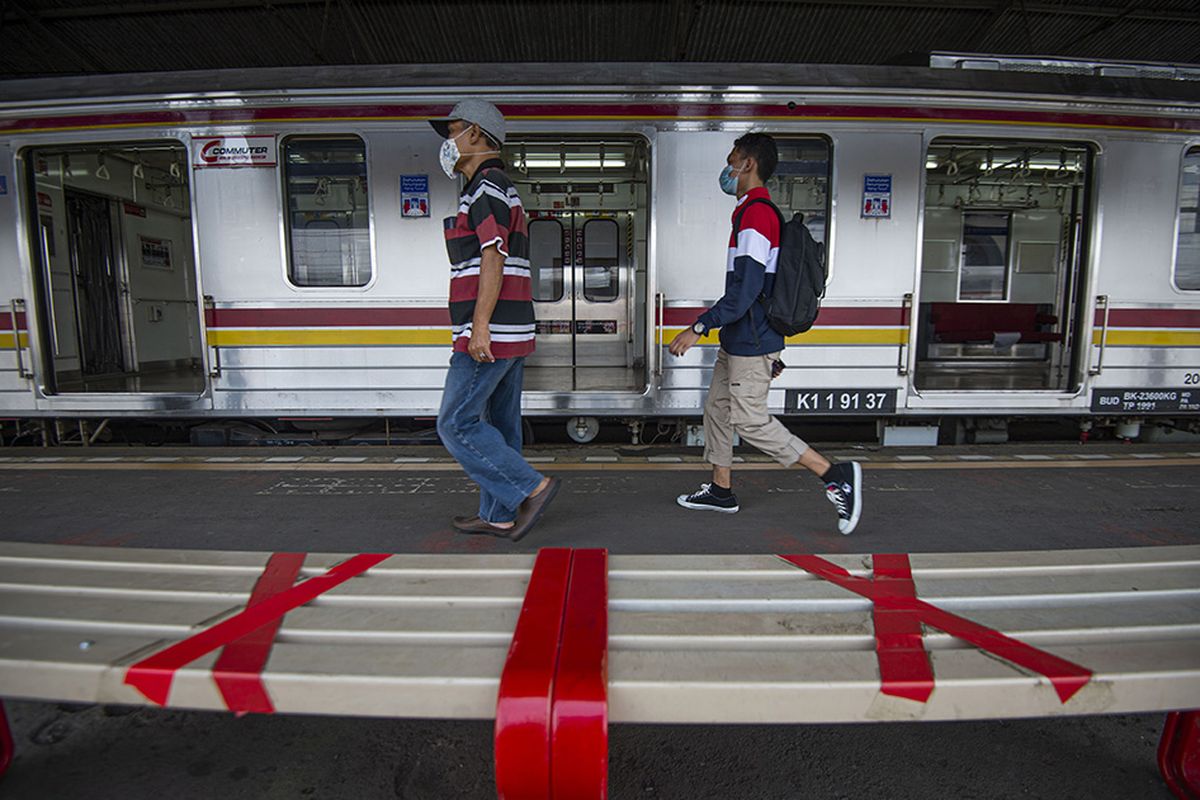 Sejumlah calon penumpang berjalan di peron menuju rangkaian kereta rel listrik (KRL) Commuterline di Stasiun KA Bogor, Kota Bogor, Jawa Barat, Senin (19/10/2020). PT Kereta Commuter Indonesia (KCI) kembali mengoperasikan jadwal KRL Commuterline secara normal seperti sebelum pandemi Covid-19 mulai pukul 04.00 WIB hingga pukul 24.00 WIB atau sebanyak 993 perjalanan dengan 91 rangkaian kereta setelah adanya perubahan pada beberapa bulan terakhir akibat pemberlakuan PSBB di Jabodetabek.