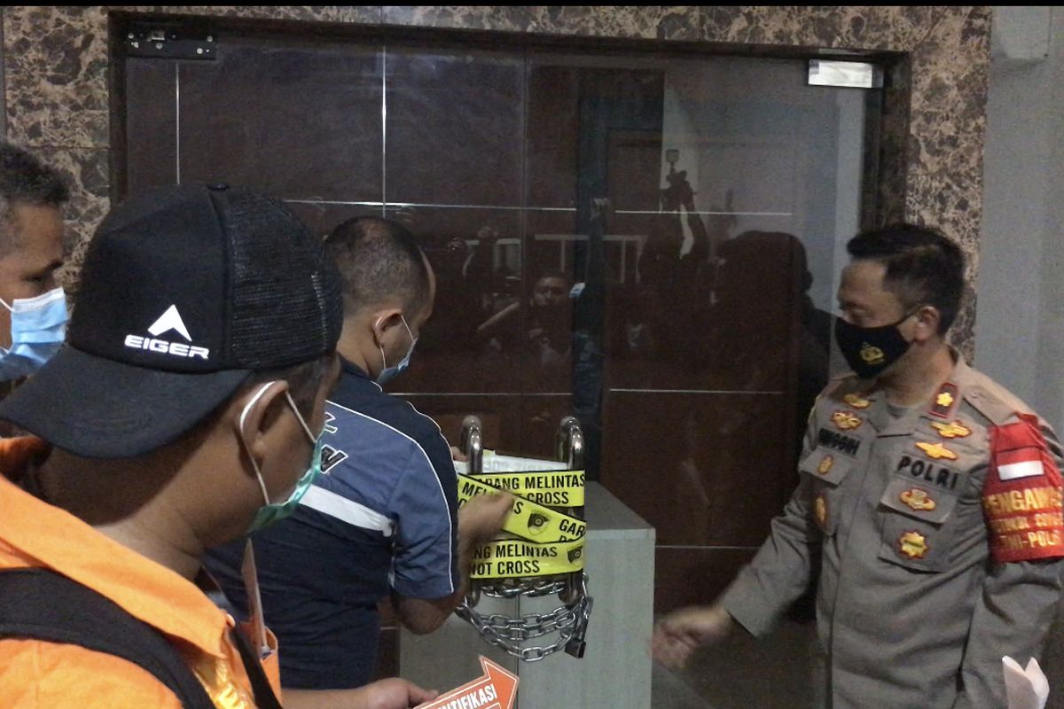 Polisi menyegel dan merantai pintu masuk bekas Sekretariat Front Pembela Islam (FPI) di Jalan Petamburan III, Petamburan, Jakarta Pusat telah selesai pada Selasa (27/4/2021) malam.