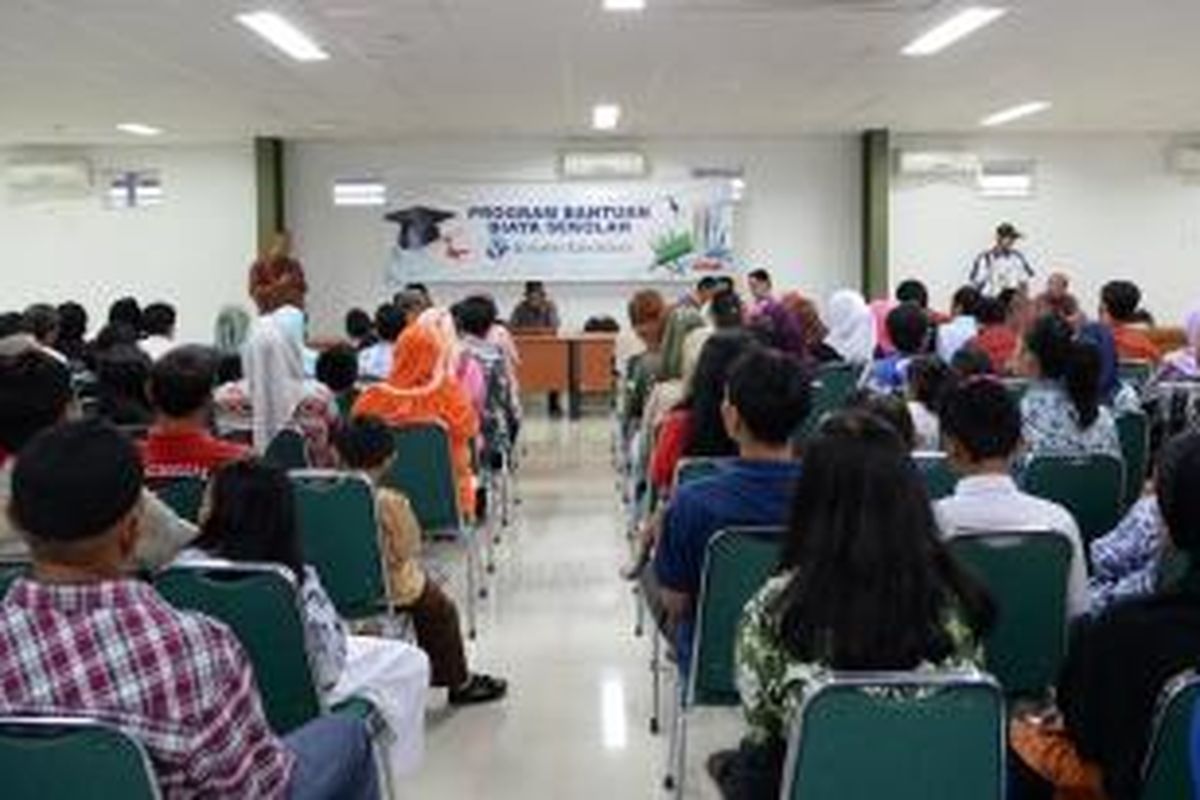 Acara penyerahan bantuan dana pendidikan dari Kompas Gramedia kepada siswa, Kamis (30/10/2014)