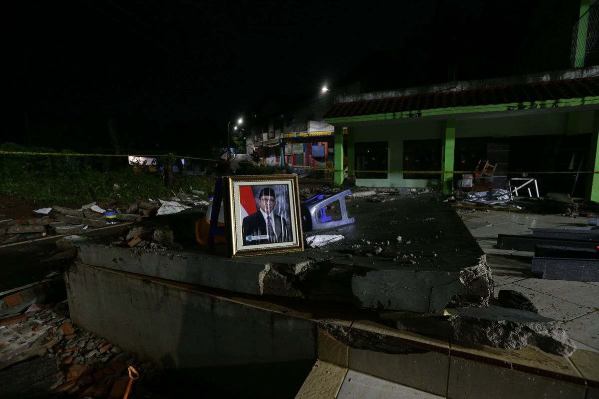 Lokasi tembok bangunan yang roboh di Madrasah Tsanawiyah (MTs) Negeri 19, Jalan Pinang Kalijati, Pondok Labu, Cilandak, Jakarta Selatan, Kamis (6/10/2022) malam.  Akibat peristiwa ini 3 orang siswa meninggal dunia dan 3 lainnya luka-luka.