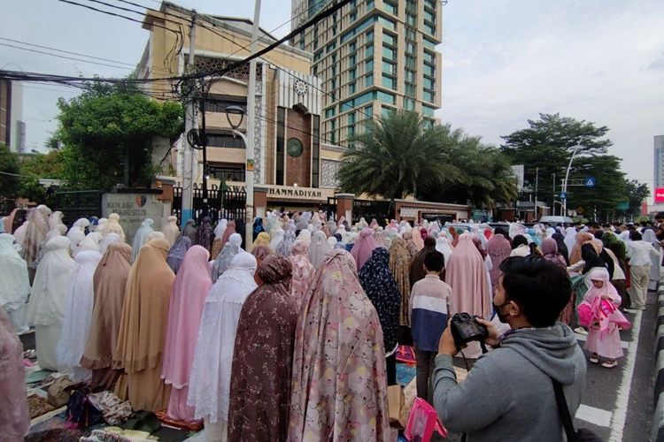 Umat muslim melaksanakan ibadah sholat id di Pusat Dakwah Muhammadiyah, Jalan Menteng Raya No 62, Jakarta Pusat pada Jumat (21/4/2023). (KOMPAS.com/XENA OLIVIA)