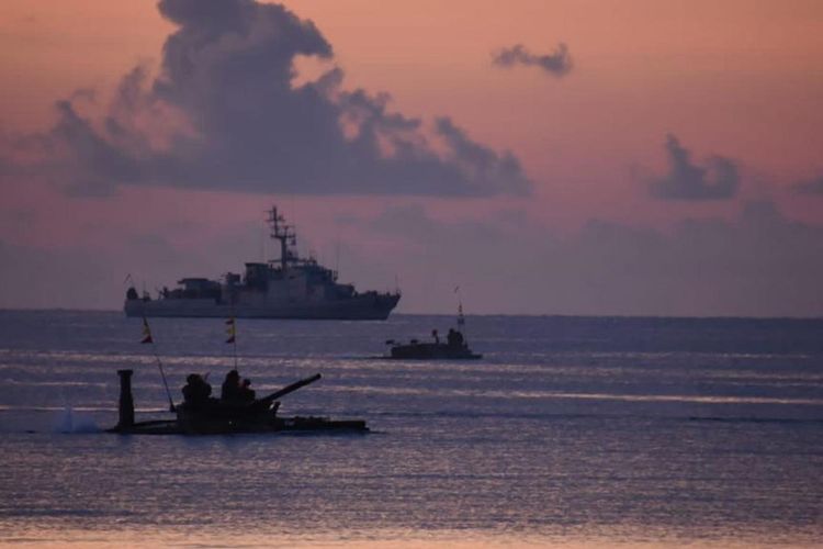 TNI Angkatan Laut (AL) menggelar Latihan Operasi Amfibi (Latopsfib) Tahun 2021 secara besar-besaran di Pantai Todak Dabo Singkep, Kepulauan Riau, Senin (25/10/2021).