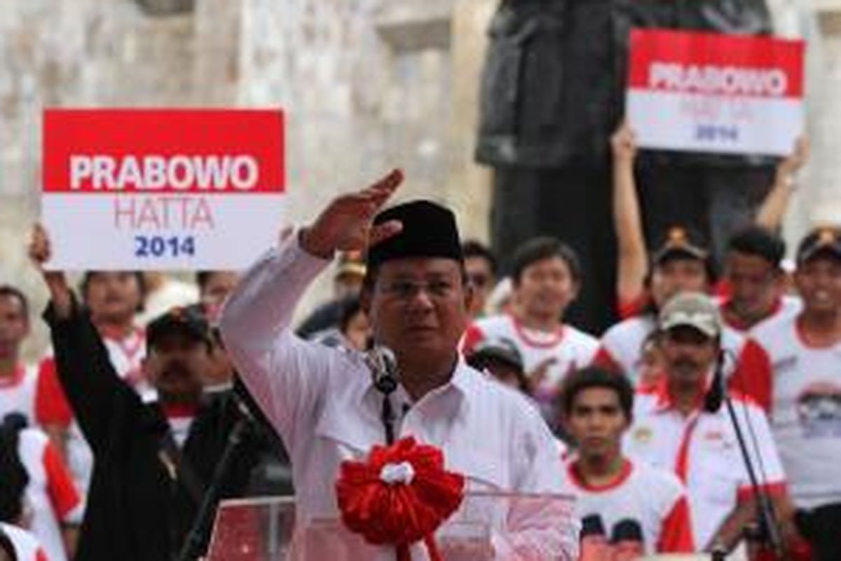 Calon Presiden Prabowo Subianto menyampaikan orasinya saat berkampanye di Tugu Proklamasi, Jakarta, Selasa (10/6/2014). Dalam kampanye tersebut massa dari Sahabat ARB dan MPS mendeklarasikan dukungannya kepada pasangan Prabowo-Hatta dalam Pilpres 9 Juli mendatang.