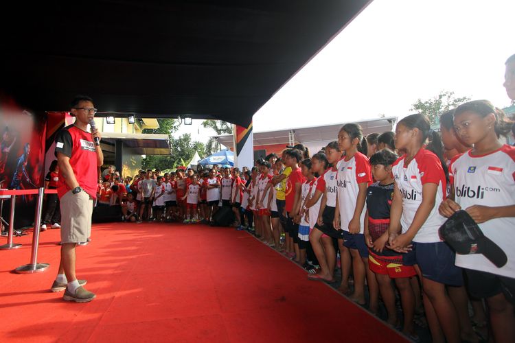 Legenda bulutangkis Indonesia, Sigit Budiarto, saat mengumumkan hasil Tahap Screening Audisi Umum Beasiswa Bulutangkis 2019 di GOR Sudirman, Surabaya, Minggu (20/10) siang. Sebanyak 815 peserta putra dan putri mengikuti Audisi Umum yang digelar pada 20-22 Oktober 2019/