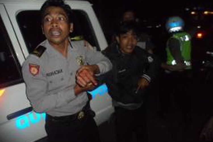 Aparat kepolisian di Kabupaten Bone, Sulawesi Selatan tengah berjibaku dengan seorang pemuda mabuk yang mengaku tentara setelah menganiaya seorang warga hingga babak belur. Minggu, (18/08/2013).