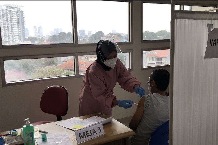 Lansia menjalani vaksinasi Covid-19 di Puskesmas Mampang Prapatan, Jakarta Selatan pada Kamis (25/2/2021).