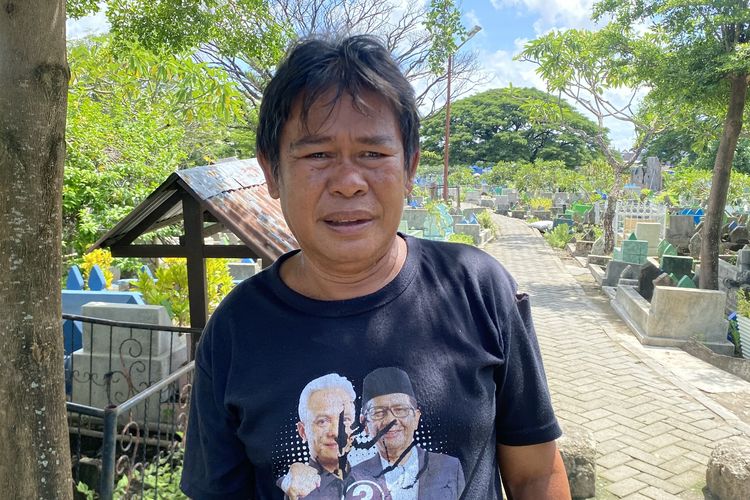 Cerita Hendrik Hidup dari Upah Bersihkan Makam sejak SD hingga Berkeluarga