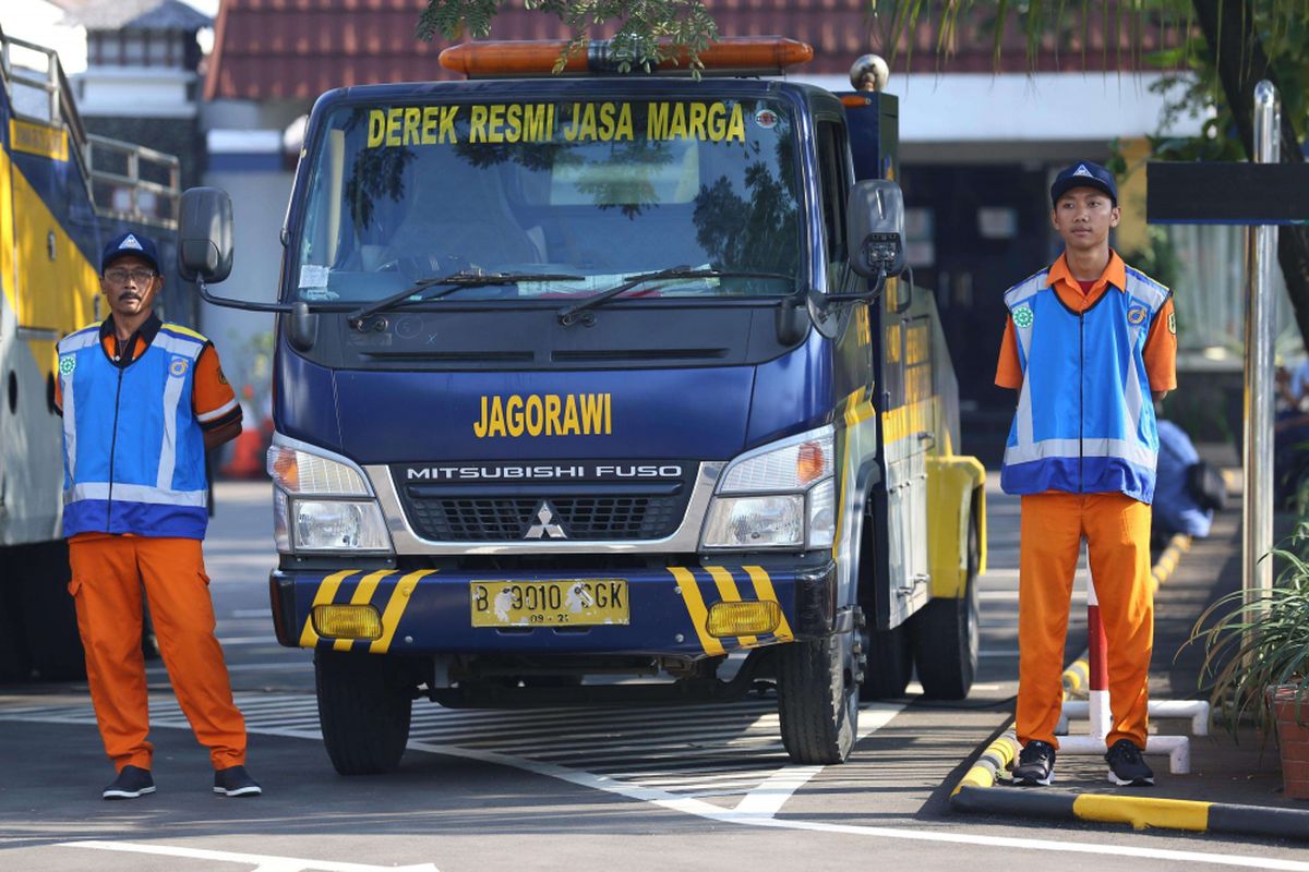 Sejumlah petugas dari PT Jasa Marga (persero) Tbk saat mengikuti apel siaga operasional lebaran 2018 di Kantor Jasa Marga, Plaza Tol Taman Mini Indonesia Indah, Jakarta, Senin (7/5/2018). PT Jasa Marga (Persero) Tbk melakukan persiapan arus mudik dan arus balik Lebaran 2018 guna memastikan kelancaran arus lalu lintas kendaraan yang melintas di ruas tol.