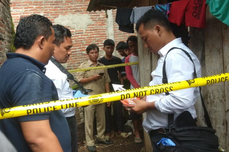 Petugas Polres Pasuruan saat melakukan olah tkp penemuan bayi dibuang di Desa Sekarmojo, Kecamatan Purwosari, Kabupaten Pasuruan, Senin (05/12/2022).