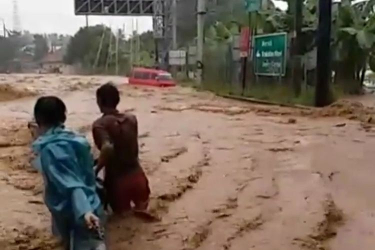 Banjir menggenangi sejumlah tempat di Kota Cilegon, Banten, Senin (4/5/2020). Banjir terjadi setelah hujan deras sejak Senin dini hari.
