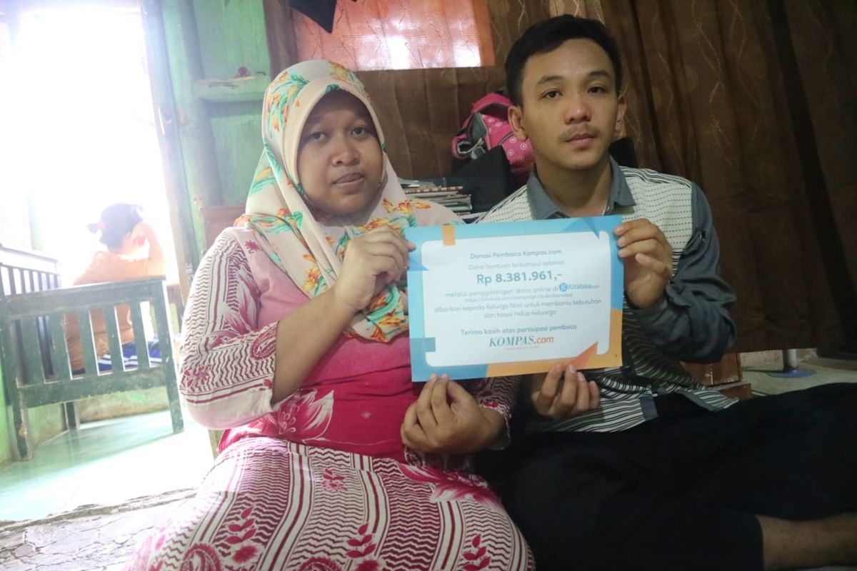 Novi Sri Wahyuni (21) dan Bayu Randi Dwitara (19) menerima donasi dari pembaca Kompas.com lewat Kitabisa.com