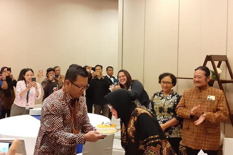 Walikota Surabaya Tri Rismaharini meniup lilin kue ulang tahun di acara Kompas100 CEO Lunch Discussion di Jakarta, Kamis (21/11/2019).