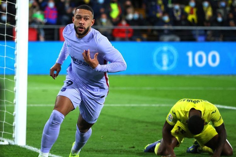 Penyerang Barcelona Memphis Depay merayakan gol kedua timnya pada laga Liga Spanyol antara Villarreal vs Barcelona di Stadion La Ceramica di Vila-real pada 27 November 2021.