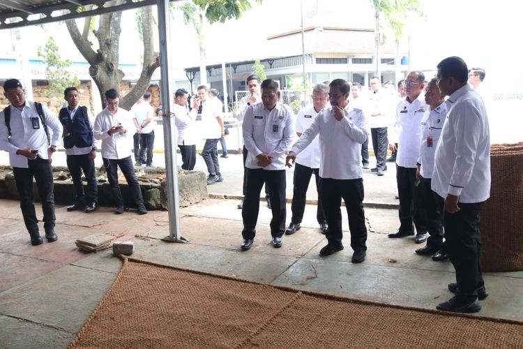 Menteri Imigrasi dan Pemasyarakatan RI, Agus Andrianto, meninjau Ruangan Kegiatan Kerja Lapas Kelas IIA Garut, Jawa Barat, Rabu (16/7/2025).