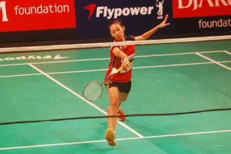 Pebulu tangkis tunggal putri Djarum Kudus, Maria Febe Kusumastuti, mengembalikan kok dari Aurum Oktavia Winata dari tim Jaya Raya New Star pada babak penyisihan Djarum Superliga Dabminton yang berlangsung di GOS Lila Bhuana Denpasar, Bali, Selasa (27/1/2015). Febe menang 21-15, 21-18.