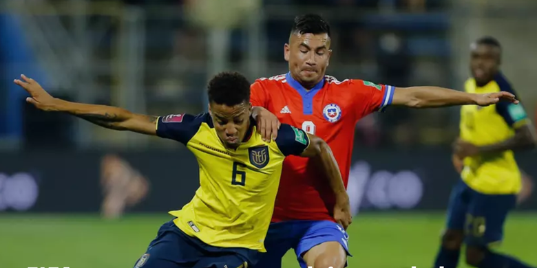 Pemain Ekuador, Byron Castillo (kiri), ketika beraksi melawan Chile dalam pertandingan Kualifikasi Piala Dunia Qatar 2022 Zona CONMEBOL. Ada bukti baru Byron Castillo bukan pemain sah karena dia mengubah dokumen soal nama dan tahun kelahiran.