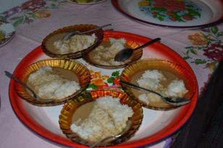 Makan Ketan yang dicampur dengan kuah terbuat dari santan dan gula merah, merupakan menu wajib bagi masyarakat Suku Lembak di Bengkulu ketika mereka hendak menggelar hajatan.