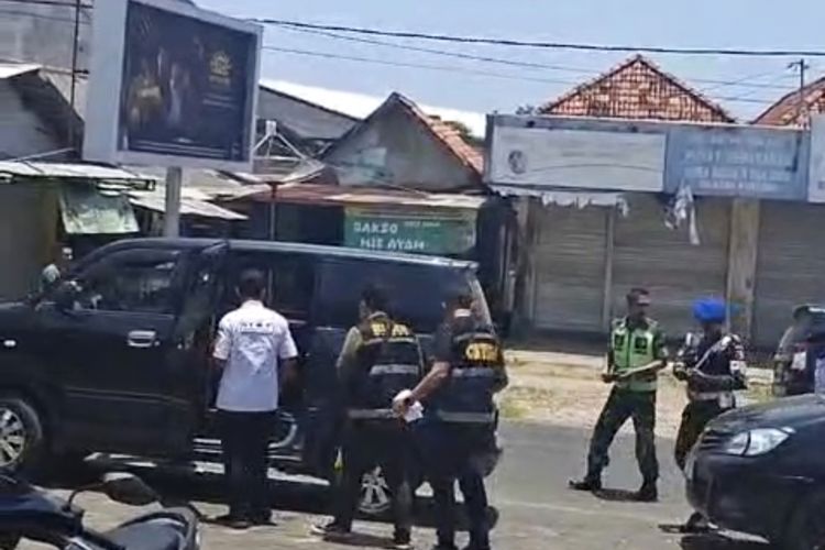 Sejumlah petugas Bea Cukai Madura dan anggota Satpol PP menyita rokok ilegal di Kec. Pasean, Selasa (7/10/2025).