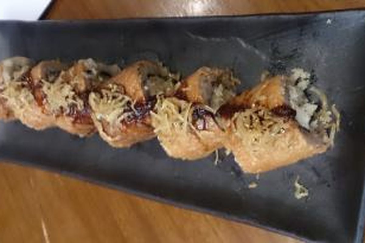 Inari Jako Roll, sushi dengan toping ikan teri dan kulit tahu lezat