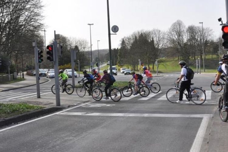 Perlu hati-hati dan waspada saat bersepeda di Kota Brussel karena para pengendara mobil di kota ini sering melupakan para pesepeda.