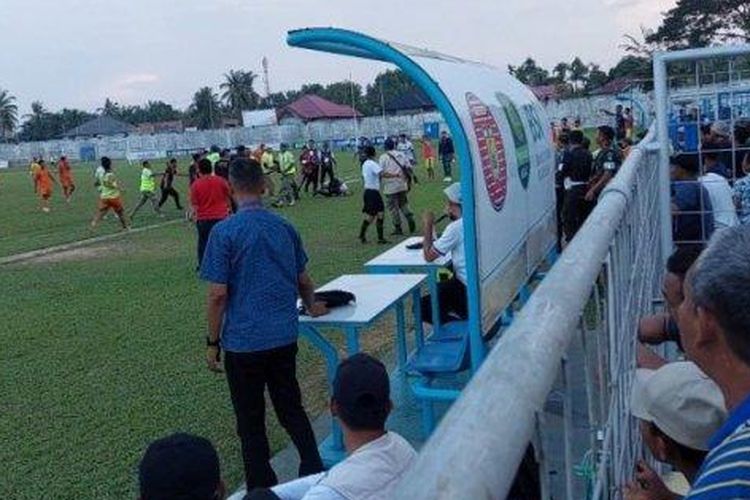 Wasit Zulfikar terhempas ke tanah setelah diamuk pemain dan ofisial Persidi Idi, Kamis (25/1/2024). Kasus ini dilaporkan Zulfikar ke Polres Langsa.  



