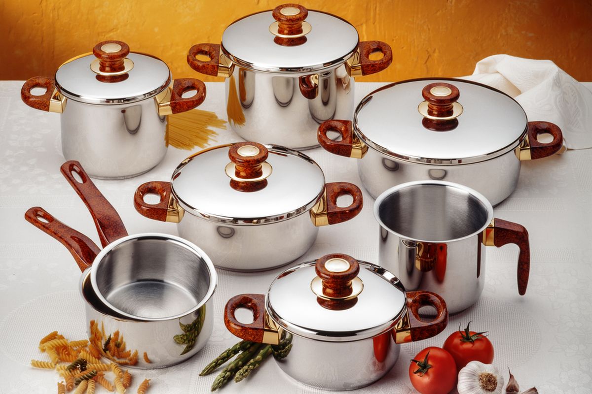 Ilustrasi peralatan masak stainless steel, panci stainless steel.