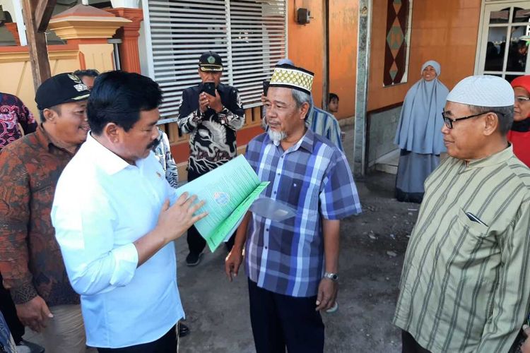Menteri ATR/BPN Hadi Tjahjanto memberikan sertifikat tanah hasil program PTSL kepada warga Desa Sedati Gede Kecamatan Sedati Kabupaten Sidoarjo, Jumat (20/10/2023)