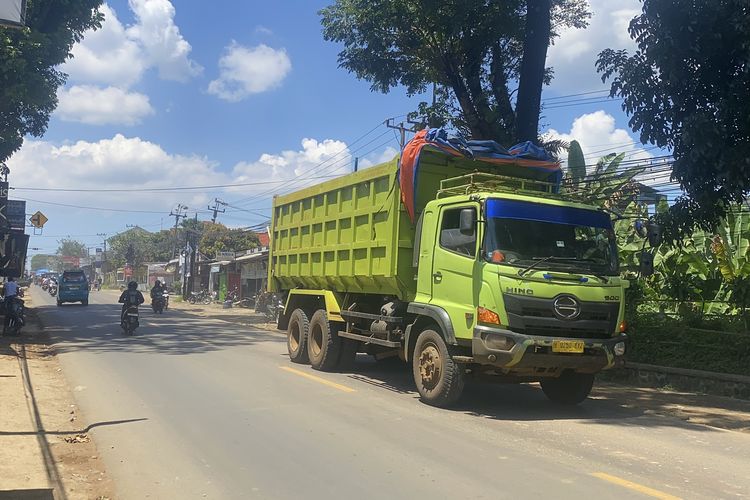 Warga di Sukabumi Mengeluh Jalan Penuh Debu, Diduga Imbas Proyek Tol Bocimi
