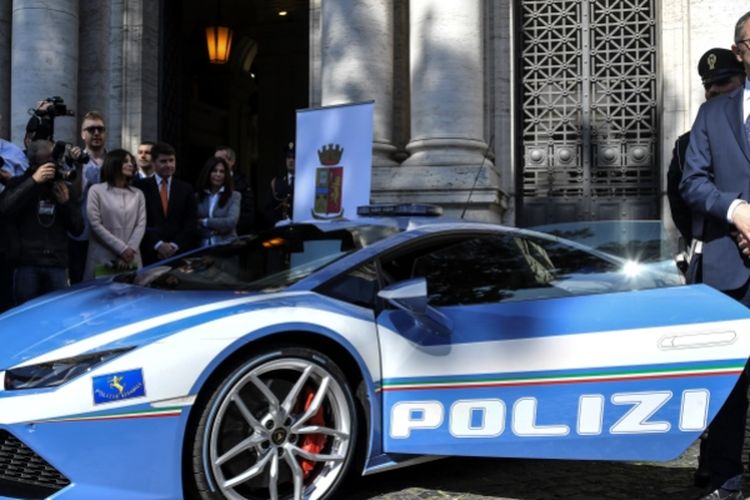 CEO Automobile Lamborghini Stefano Domenicali saat memperkenalkan mobil Huracan Polizia yang akan digunakan kepolisian Italia.