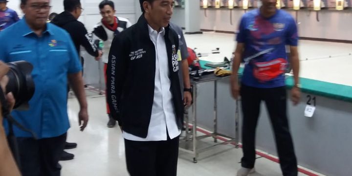 Presiden Joko Widodo meninjau jalannya latihan para atlet menembak yang akan berlaga di kompetisi Asian Para Games 2018, Kamis (27/9/2018)