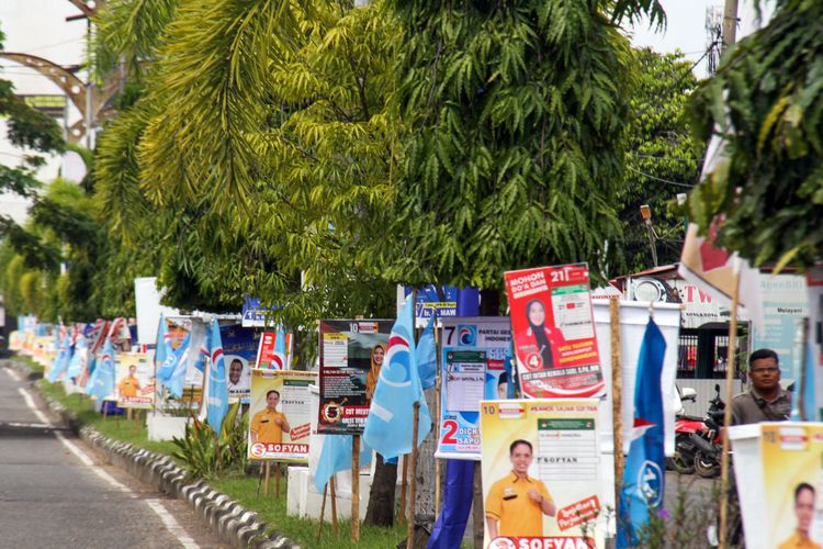 Sejumlah Alat Peraga Kampaye (APK) milik Caleg dipaku di pohon di jalan Pase Kota Lhokseumawe, Aceh, Rabu (10/1/024). Pemasangan APK dipaku di pohon itu melanggar UU No. 7 tahun 2017 tentang Pemilihan Umum dan Peraturan KPU (PKPU) No. 23 tahun 2018 tentang kampanye pemilihan umum dan UU nomor 32/2009 tentang perlindungan dan pengelolaan lingkungan hidup. ANTARA FOTO/Rahmad/foc.
