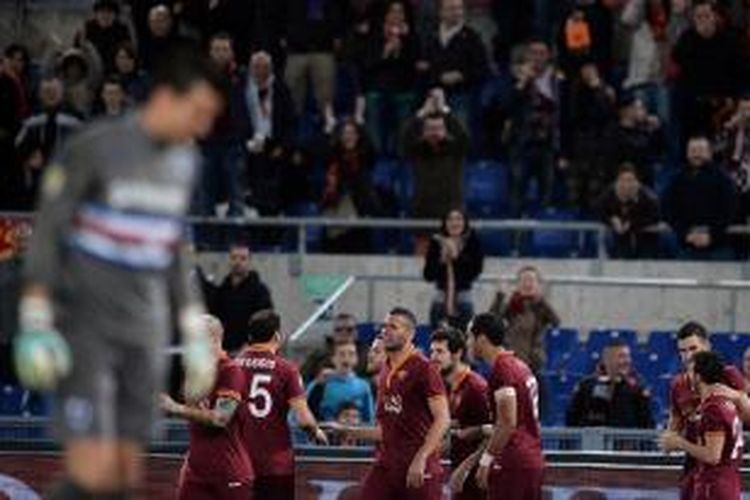 Para pemain AS Roma saat merayakan gol Miralem Pjanic ke gawang Sampdoria pada lanjutan Serie-A di Stadion Olimpico, Minggu atau Senin (17/2/2014) dini hari WIB. Roma menang 3-0 pada laga tersebut. 